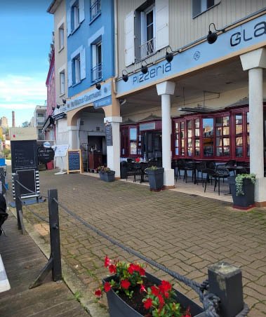 Terrasse et intérieur du restaurant Chez Tara à Paimpol